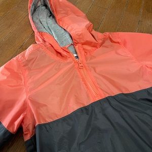 Old Navy raincoat size 4T ( over the head jacket ) like (NEW) great for the fall